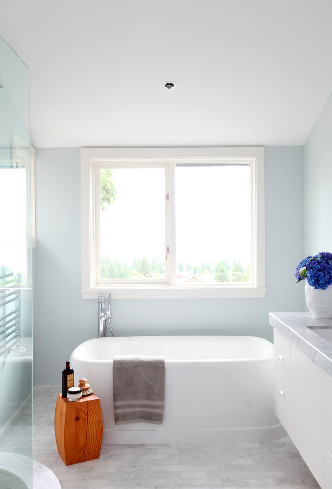 Idee per una grande stanza da bagno padronale minimalista con ante lisce, ante bianche, top in marmo e piastrelle grigie