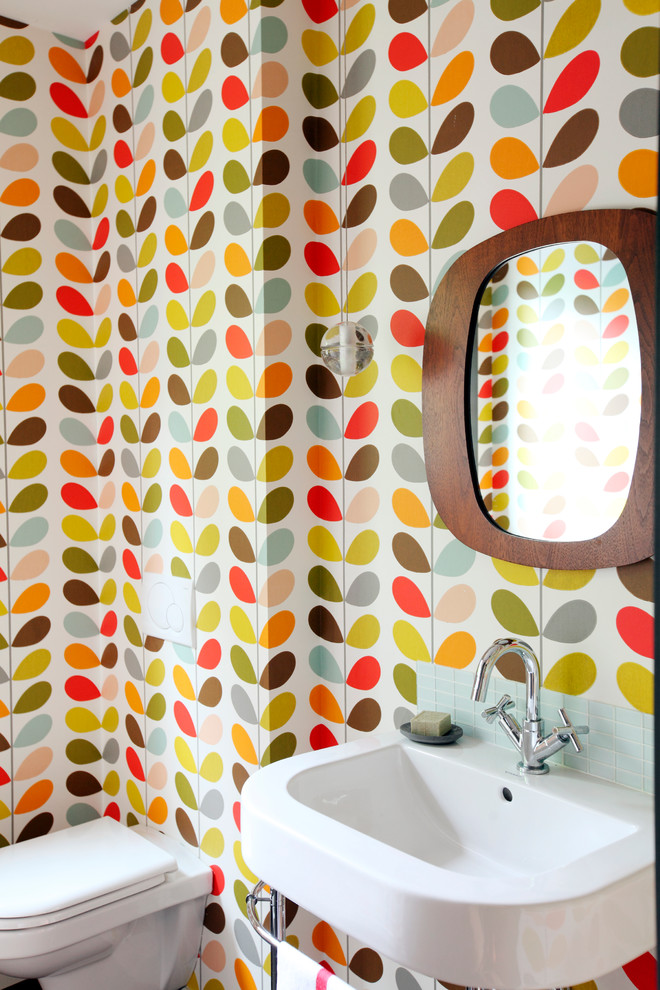 Ispirazione per una piccola stanza da bagno con doccia minimalista con WC sospeso, piastrelle di vetro, pareti multicolore e parquet scuro