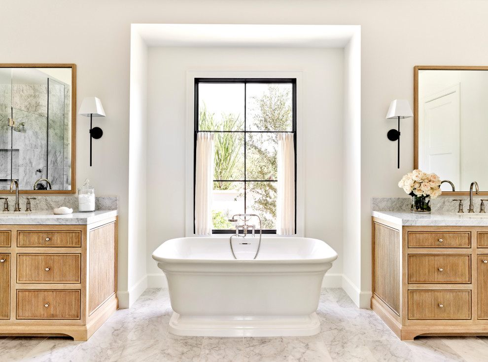 Modelo de cuarto de baño principal, único y a medida clásico renovado grande con puertas de armario de madera oscura, bañera exenta, paredes blancas, lavabo bajoencimera, suelo gris, encimeras grises y armarios con paneles lisos