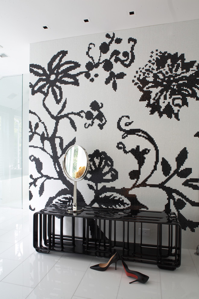 Пример оригинального дизайна: ванная комната в современном стиле с черной плиткой, плиткой мозаикой и акцентной стеной