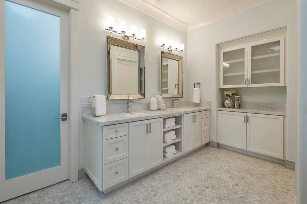 Inredning av ett klassiskt stort badrum, med skåp i shakerstil, grå skåp, en dusch i en alkov, en toalettstol med separat cisternkåpa, vit kakel, tunnelbanekakel, grå väggar, marmorgolv och ett undermonterad handfat