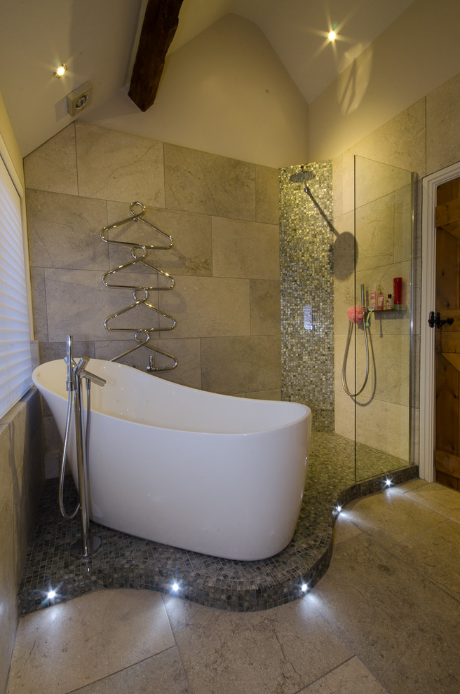 Свежая идея для дизайна: ванная комната в стиле неоклассика (современная классика) с отдельно стоящей ванной, открытым душем, бежевой плиткой и открытым душем - отличное фото интерьера