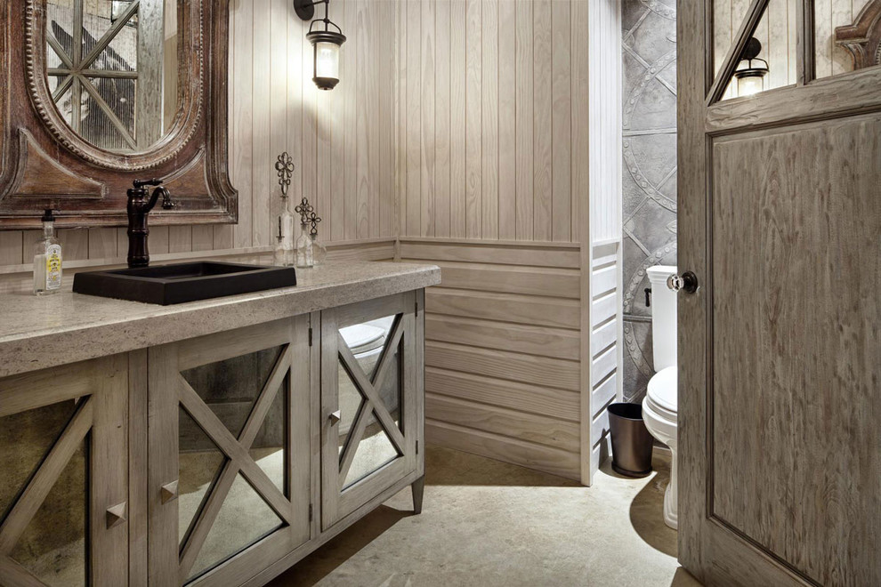 Bild på ett funkis brun brunt badrum, med luckor med infälld panel, vita skåp, en toalettstol med separat cisternkåpa, brun kakel, bruna väggar, cementgolv, ett nedsänkt handfat, träbänkskiva och grått golv