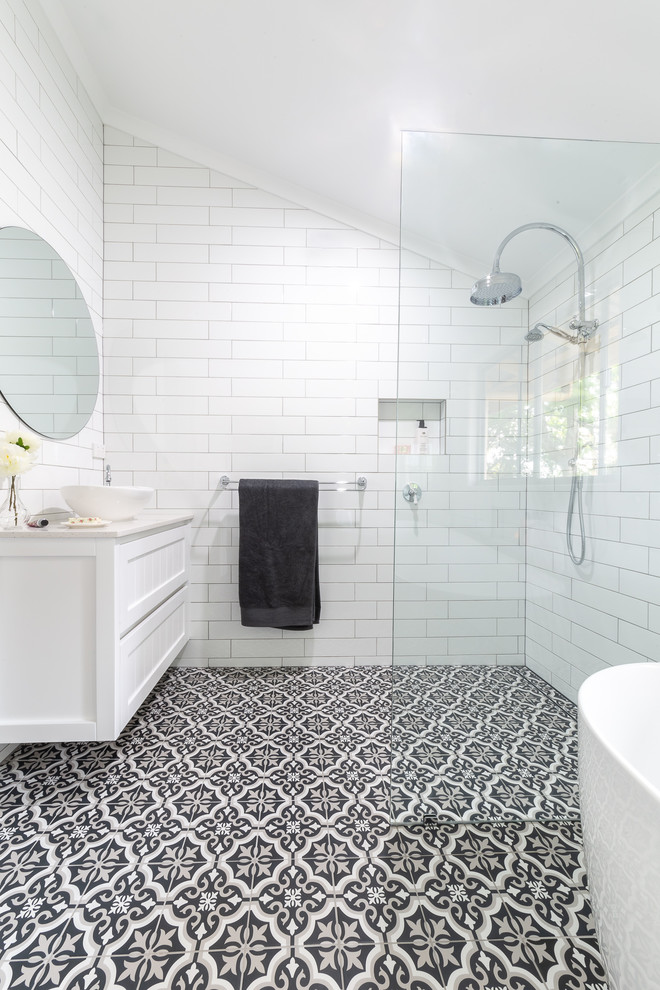 Inspiration för mellanstora lantliga flerfärgat en-suite badrum, med skåp i shakerstil, vita skåp, ett fristående badkar, en öppen dusch, vit kakel, keramikplattor, vita väggar, klinkergolv i keramik, ett fristående handfat, bänkskiva i kvarts, flerfärgat golv och med dusch som är öppen