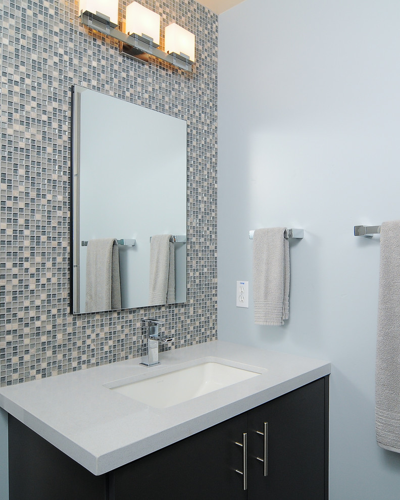 Ejemplo de cuarto de baño rectangular actual con baldosas y/o azulejos en mosaico