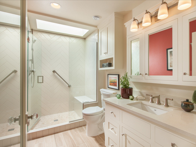 Пример оригинального дизайна: маленькая ванная комната в стиле кантри с белыми фасадами, открытым душем, унитазом-моноблоком, белой плиткой, керамогранитной плиткой, красными стенами, полом из керамической плитки, монолитной раковиной, столешницей из гранита, бежевым полом и душем с распашными дверями для на участке и в саду