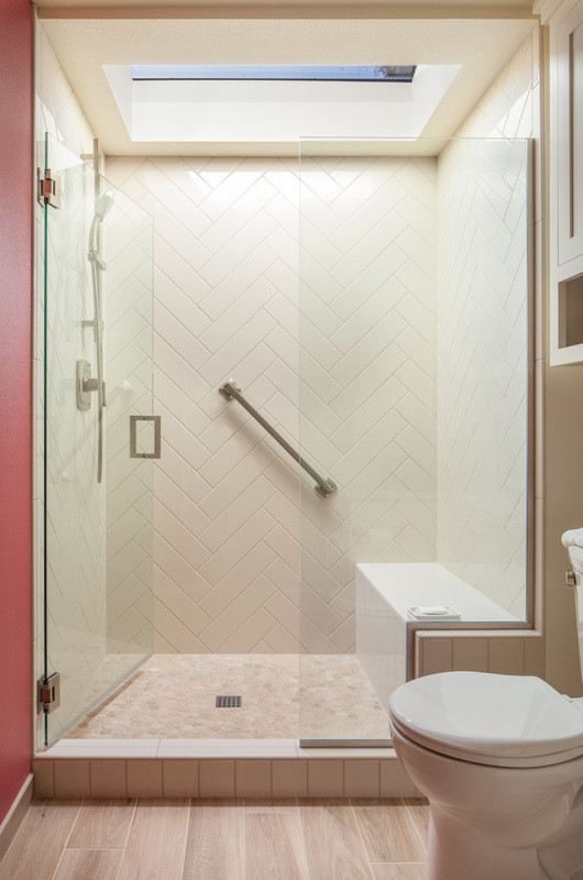 Exempel på ett litet amerikanskt badrum, med vita skåp, en öppen dusch, en toalettstol med hel cisternkåpa, vit kakel, porslinskakel, röda väggar, klinkergolv i keramik, ett integrerad handfat, granitbänkskiva, beiget golv och dusch med gångjärnsdörr