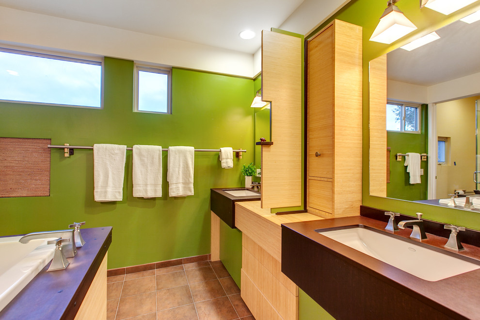 Großes Modernes Badezimmer En Suite mit Unterbauwaschbecken, flächenbündigen Schrankfronten, hellen Holzschränken, japanischer Badewanne, grüner Wandfarbe und Porzellan-Bodenfliesen in San Diego