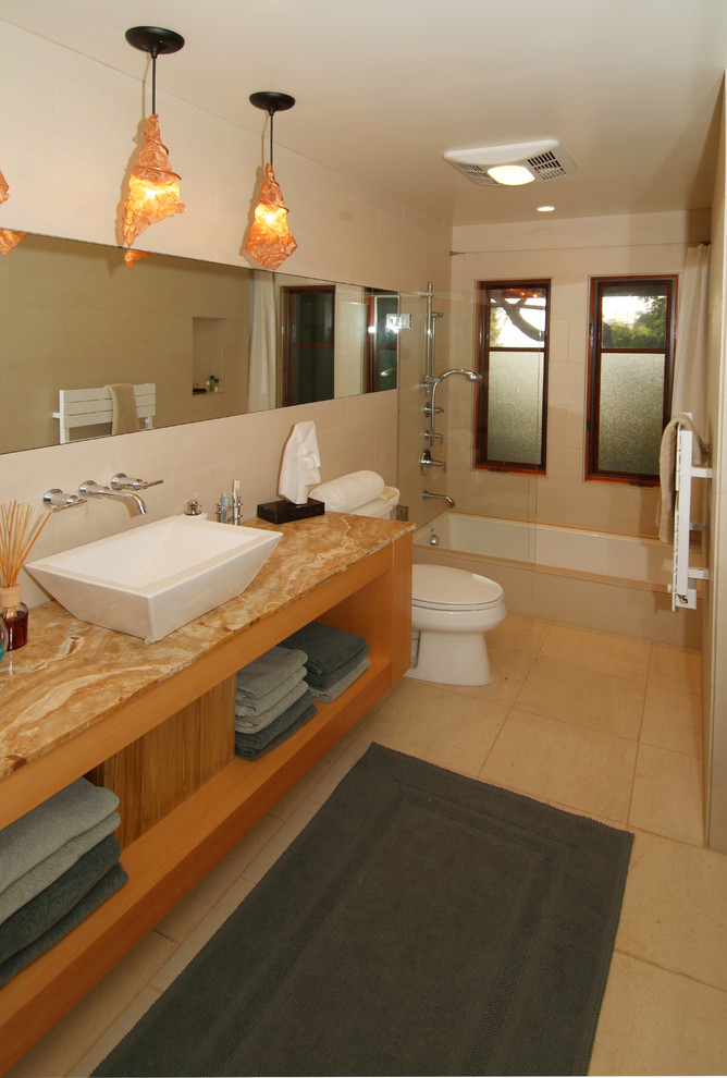 Mittelgroßes Modernes Badezimmer En Suite mit flächenbündigen Schrankfronten, hellen Holzschränken, Duschbadewanne, Toilette mit Aufsatzspülkasten, beiger Wandfarbe, Keramikboden und Sockelwaschbecken in San Francisco
