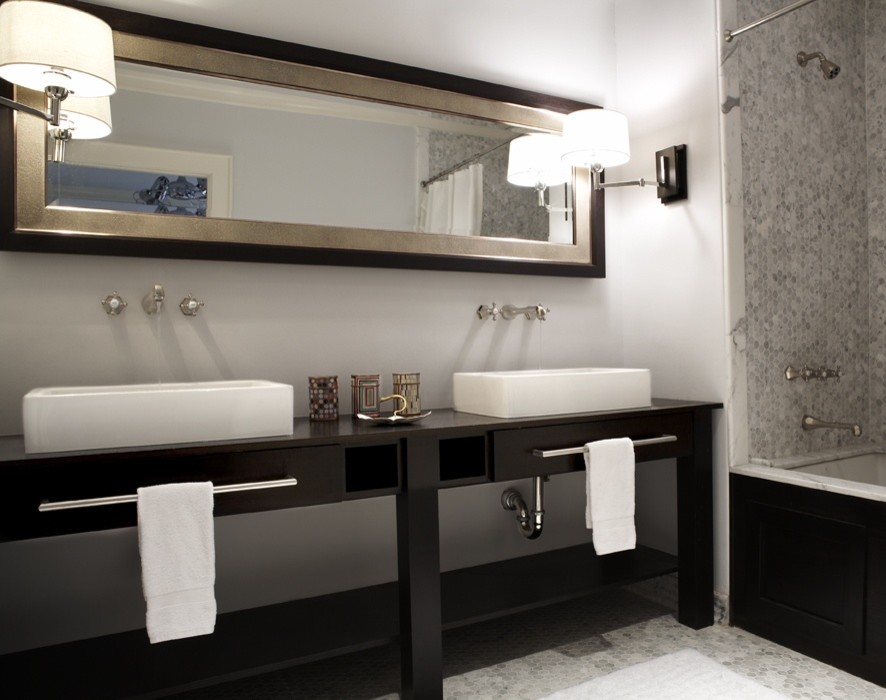 Foto på ett funkis badrum, med ett fristående handfat, skåp i mörkt trä, träbänkskiva, ett platsbyggt badkar, grå kakel, mosaik, grå väggar, mosaikgolv och öppna hyllor