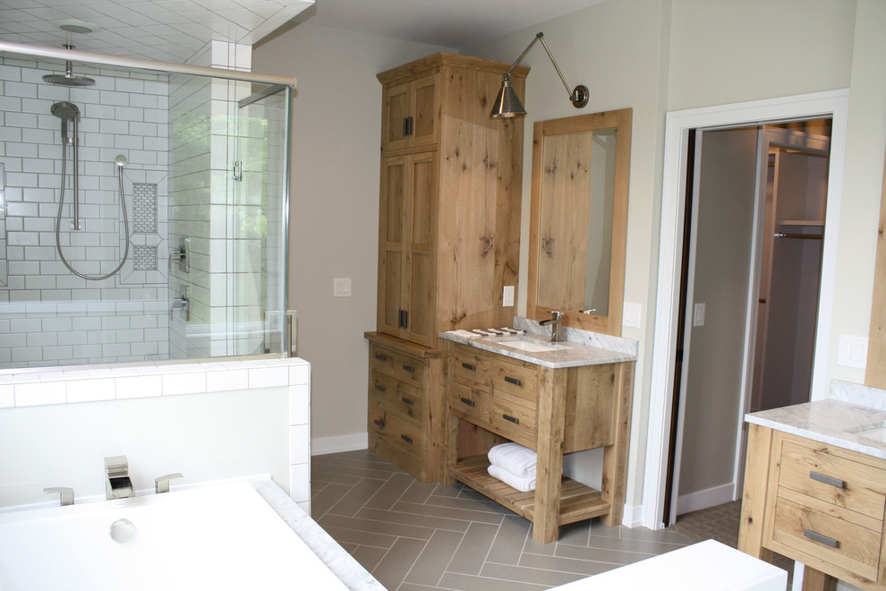 Idées déco pour une salle de bain craftsman avec un placard à porte plane, un plan de toilette en granite, un carrelage gris et un sol en carrelage de céramique.
