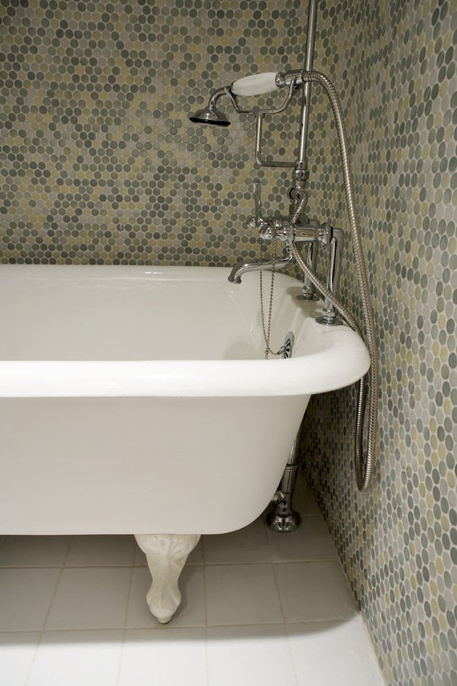 Diseño de cuarto de baño infantil contemporáneo con bañera con patas, baldosas y/o azulejos verdes, baldosas y/o azulejos de cerámica, paredes verdes y suelo de baldosas de cerámica