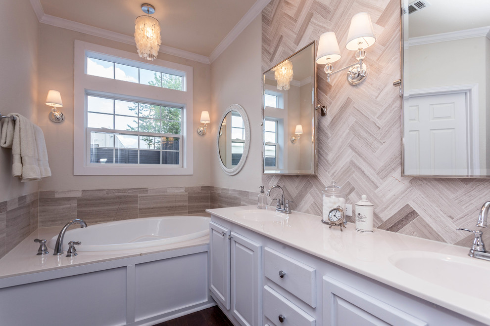 Esempio di una stanza da bagno padronale moderna di medie dimensioni con ante bianche, top in superficie solida, piastrelle grigie, piastrelle in pietra, pareti beige e parquet scuro