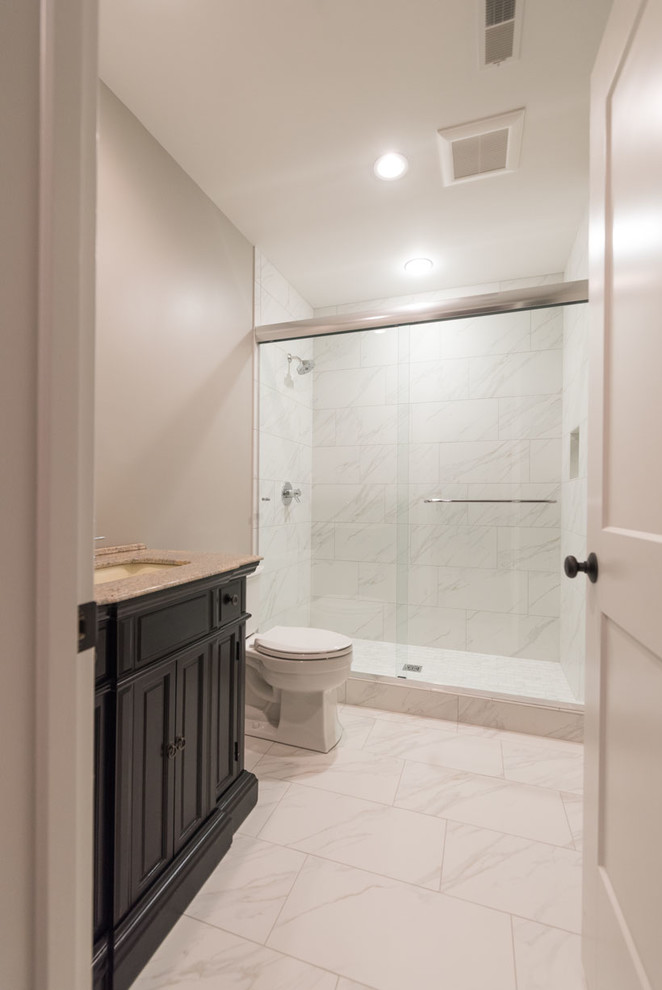 Aménagement d'une salle de bain craftsman en bois foncé de taille moyenne avec un placard en trompe-l'oeil, WC séparés, un carrelage blanc, des carreaux de porcelaine, un mur gris, un sol en carrelage de porcelaine, une vasque, un plan de toilette en quartz modifié, un sol blanc et une cabine de douche à porte coulissante.