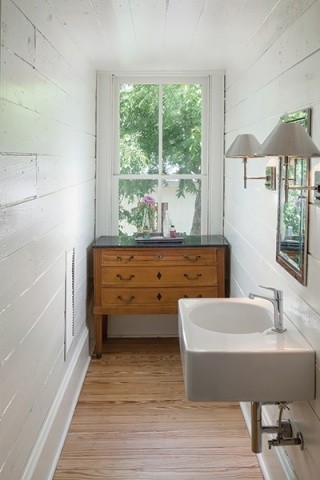 Mittelgroßes Rustikales Duschbad mit verzierten Schränken, hellbraunen Holzschränken, Marmor-Waschbecken/Waschtisch, weißer Wandfarbe, braunem Holzboden und Wandwaschbecken in Austin