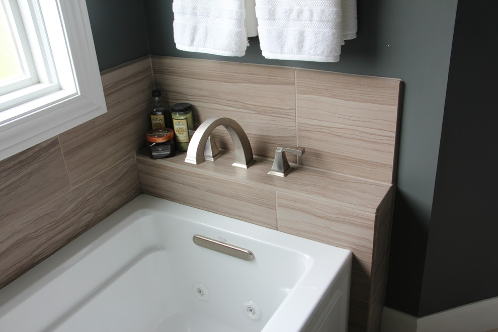 Стильный дизайн: ванная комната в стиле кантри с керамической плиткой и розовыми стенами - последний тренд