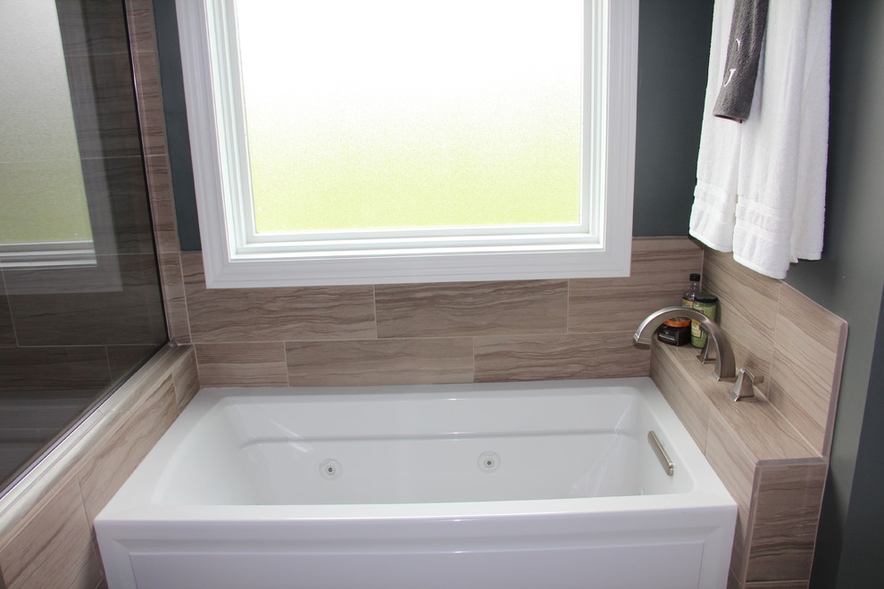 Foto de cuarto de baño de estilo americano con baldosas y/o azulejos de cerámica y paredes rosas
