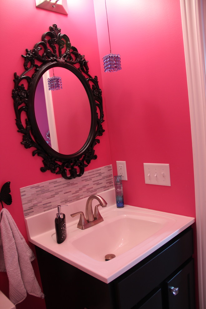 Идея дизайна: ванная комната в стиле кантри с розовыми стенами