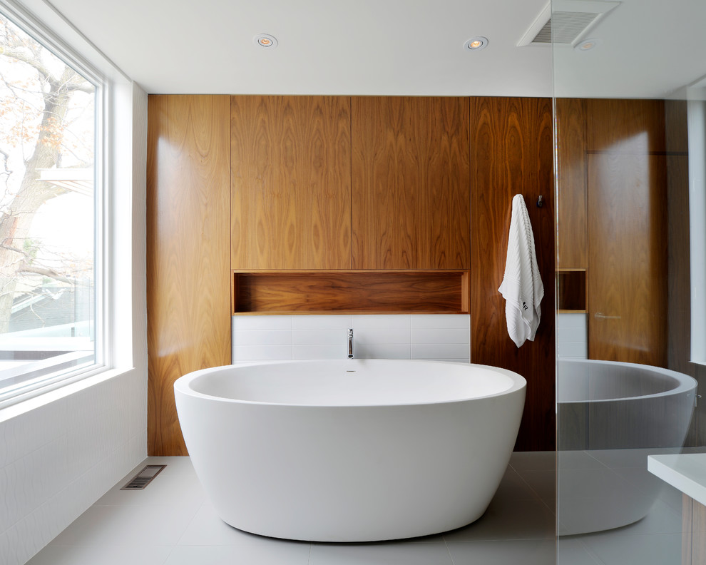 Example of a minimalist bathroom design in Ottawa