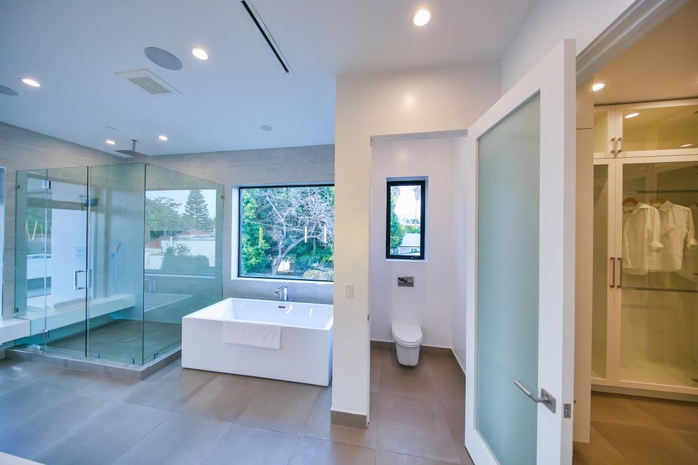 Inspiration pour une grande salle de bain principale design avec une baignoire posée, une douche à l'italienne, un bidet, un mur blanc, un lavabo posé, un plan de toilette en granite et une cabine de douche à porte battante.