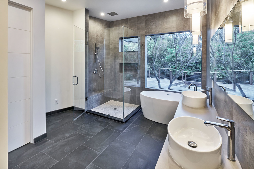 Idéer för ett stort modernt en-suite badrum, med släta luckor, skåp i mellenmörkt trä, ett fristående badkar, en hörndusch, vita väggar, betonggolv, ett fristående handfat, bänkskiva i akrylsten, grått golv och dusch med gångjärnsdörr