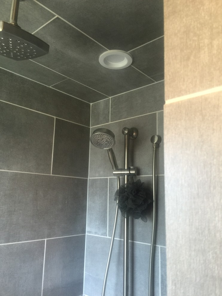 Inspiration för ett mellanstort funkis badrum med dusch, med grå kakel, en dusch i en alkov, grå väggar, ett undermonterad handfat, vitt golv och dusch med gångjärnsdörr
