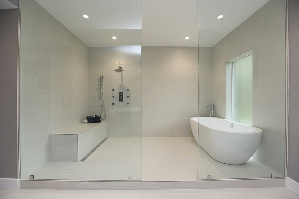 Aménagement d'une grande salle de bain principale contemporaine avec une baignoire indépendante, un espace douche bain, un carrelage gris, des carreaux de céramique et un sol en carrelage de céramique.