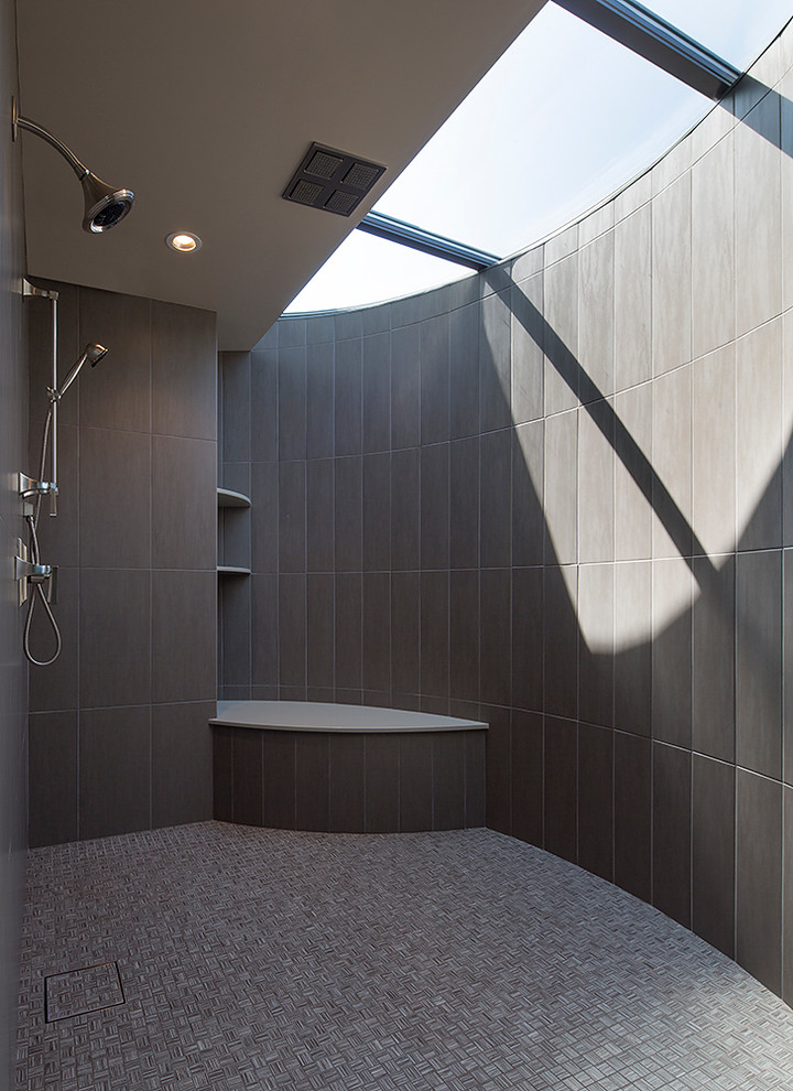 Foto di una stanza da bagno contemporanea con doccia aperta, piastrelle grigie e doccia aperta