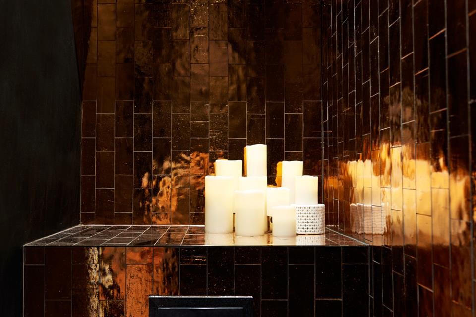 Foto de cuarto de baño principal moderno de tamaño medio con sanitario de una pieza, baldosas y/o azulejos naranja, baldosas y/o azulejos de vidrio, paredes grises, encimera de vidrio reciclado y lavabo sobreencimera