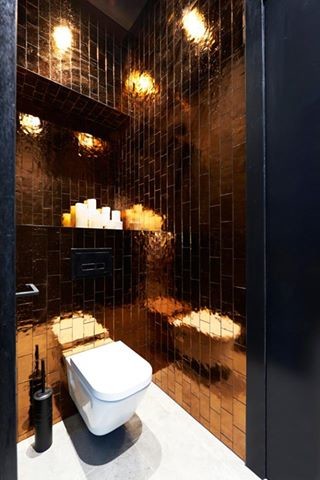 Стильный дизайн: туалет среднего размера в стиле модернизм с унитазом-моноблоком, оранжевой плиткой, стеклянной плиткой, серыми стенами, столешницей из переработанного стекла и настольной раковиной - последний тренд