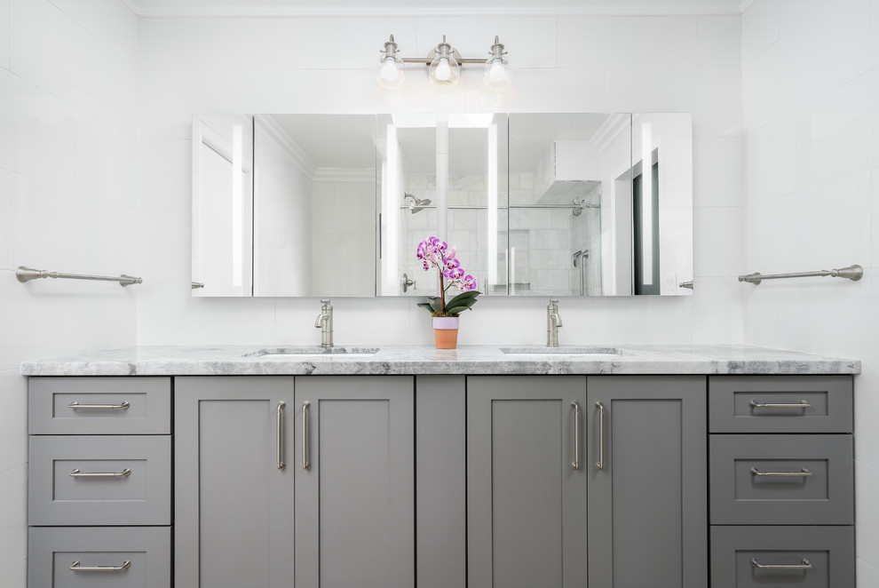 Modern inredning av ett mellanstort grå grått badrum med dusch, med skåp i shakerstil, grå skåp, en dusch i en alkov, en toalettstol med hel cisternkåpa, grå väggar, ett undermonterad handfat, marmorbänkskiva, flerfärgat golv och dusch med skjutdörr