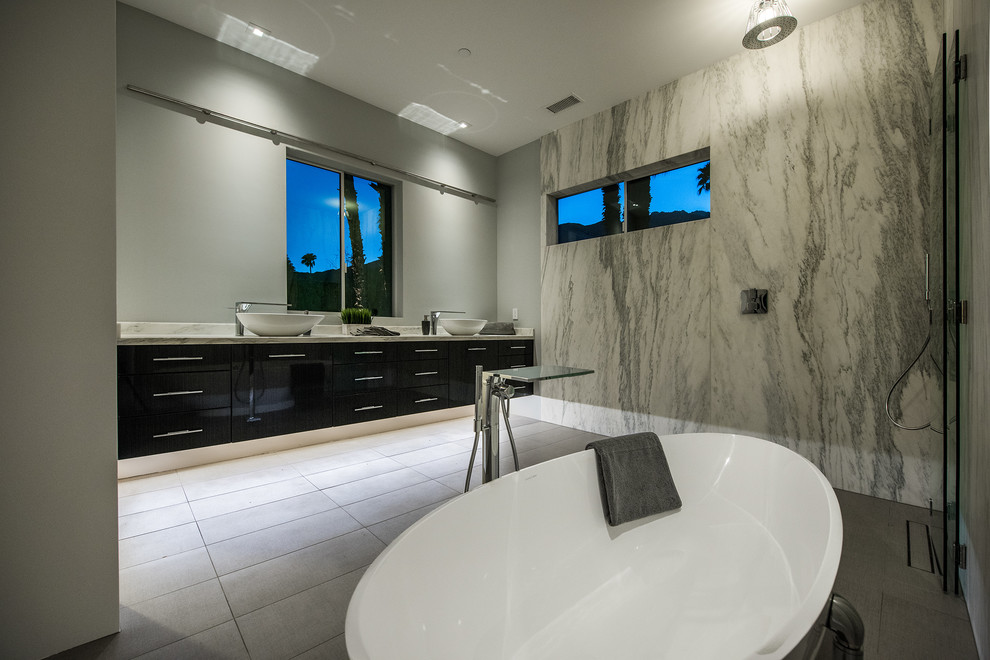 Foto på ett stort 50 tals en-suite badrum, med släta luckor, grå skåp, ett fristående badkar, en öppen dusch, grå väggar och ett fristående handfat