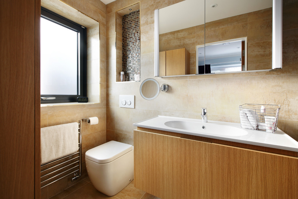 Inspiration för mellanstora moderna en-suite badrum, med släta luckor