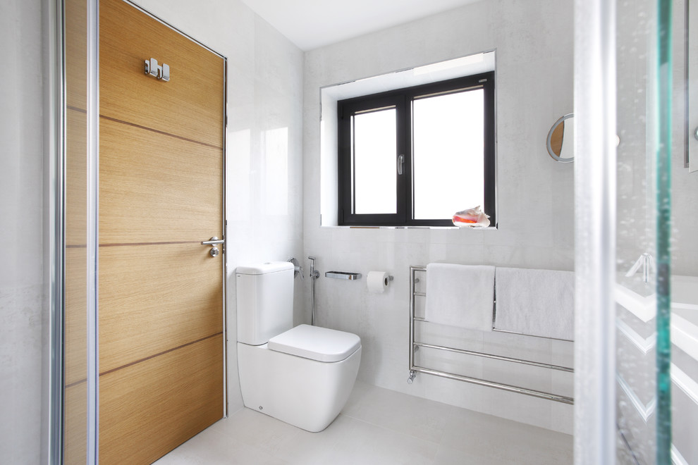 Foto di una stanza da bagno padronale minimalista di medie dimensioni con ante lisce