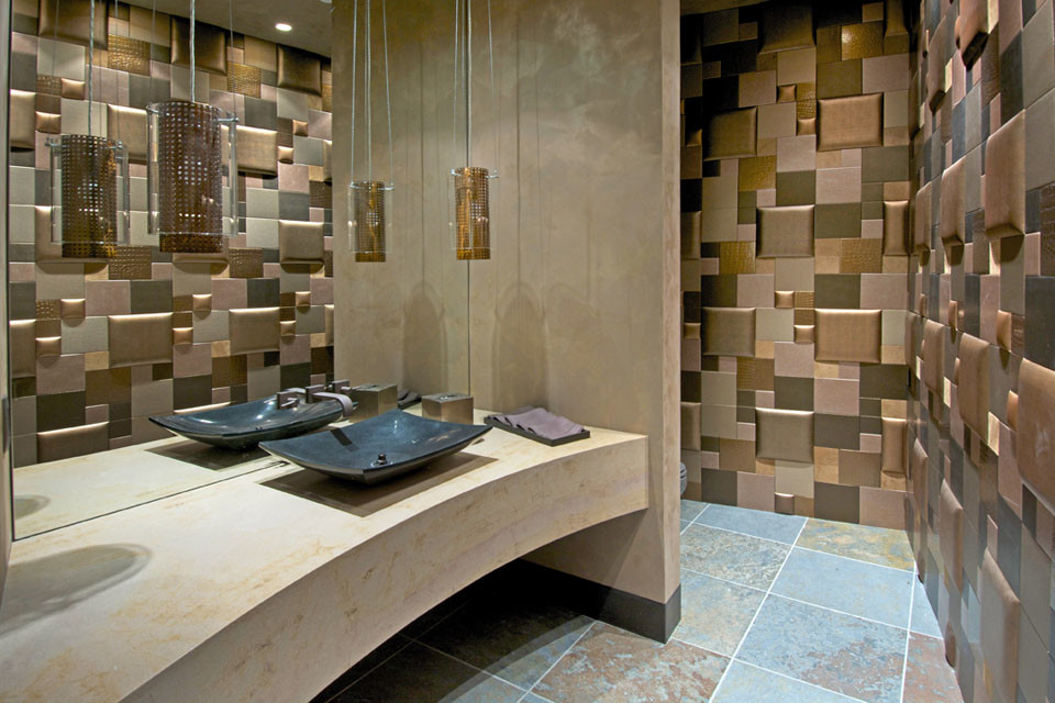 Immagine di una stanza da bagno minimal con lavabo a bacinella, top in marmo, piastrelle beige, piastrelle in pietra e pavimento in ardesia