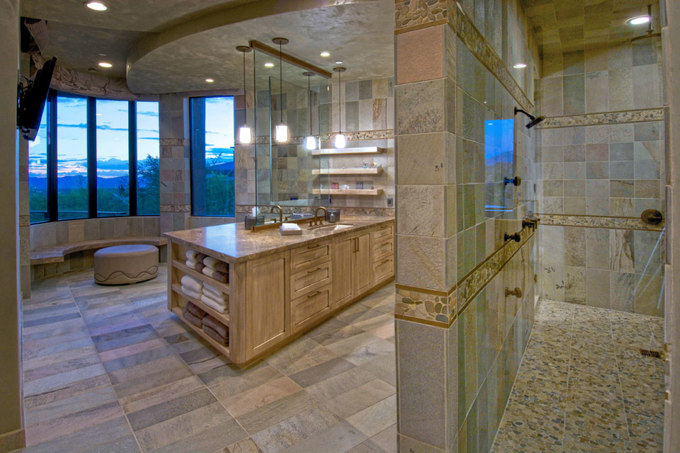 Foto de cuarto de baño principal actual pequeño con lavabo bajoencimera, armarios estilo shaker, puertas de armario beige, encimera de mármol, ducha empotrada, losas de piedra y suelo de pizarra