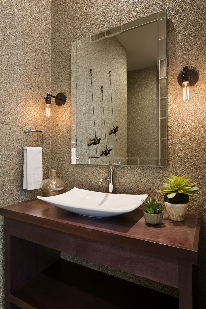 Свежая идея для дизайна: ванная комната в средиземноморском стиле с открытыми фасадами, темными деревянными фасадами, настольной раковиной и столешницей из дерева - отличное фото интерьера