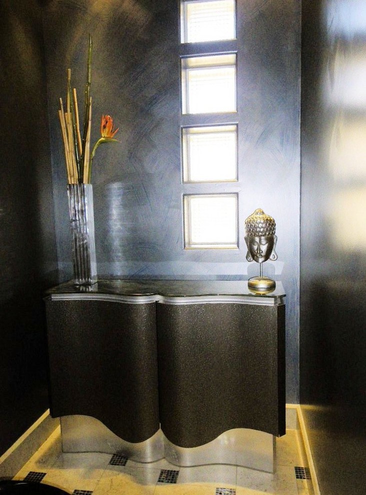 Mittelgroße Moderne Gästetoilette mit Sockelwaschbecken, Glaswaschbecken/Glaswaschtisch, beigen Fliesen, Steinfliesen, grauer Wandfarbe und Porzellan-Bodenfliesen in San Diego