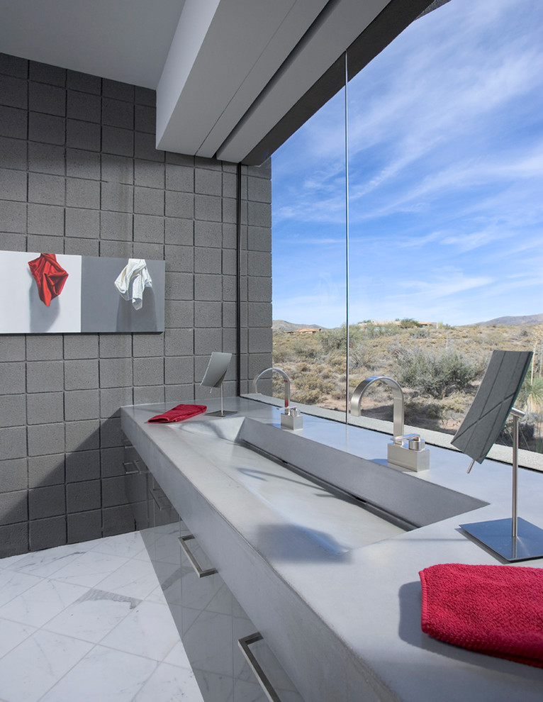 Immagine di una grande stanza da bagno padronale moderna con pareti grigie, lavabo integrato, top in cemento, pavimento bianco e pavimento in marmo