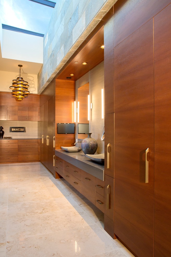 Foto på ett stort funkis en-suite badrum, med släta luckor, skåp i mellenmörkt trä, beige väggar, kalkstensgolv, bänkskiva i onyx och beiget golv