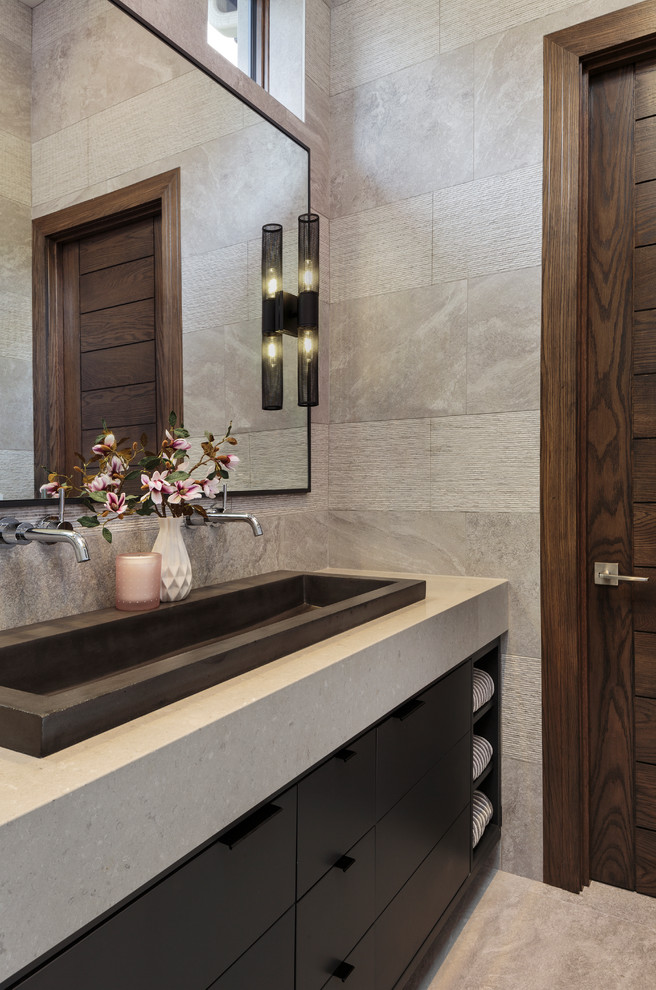 Idée de décoration pour une salle de bain principale minimaliste de taille moyenne avec un mur gris, une grande vasque, un sol gris et un placard à porte plane.
