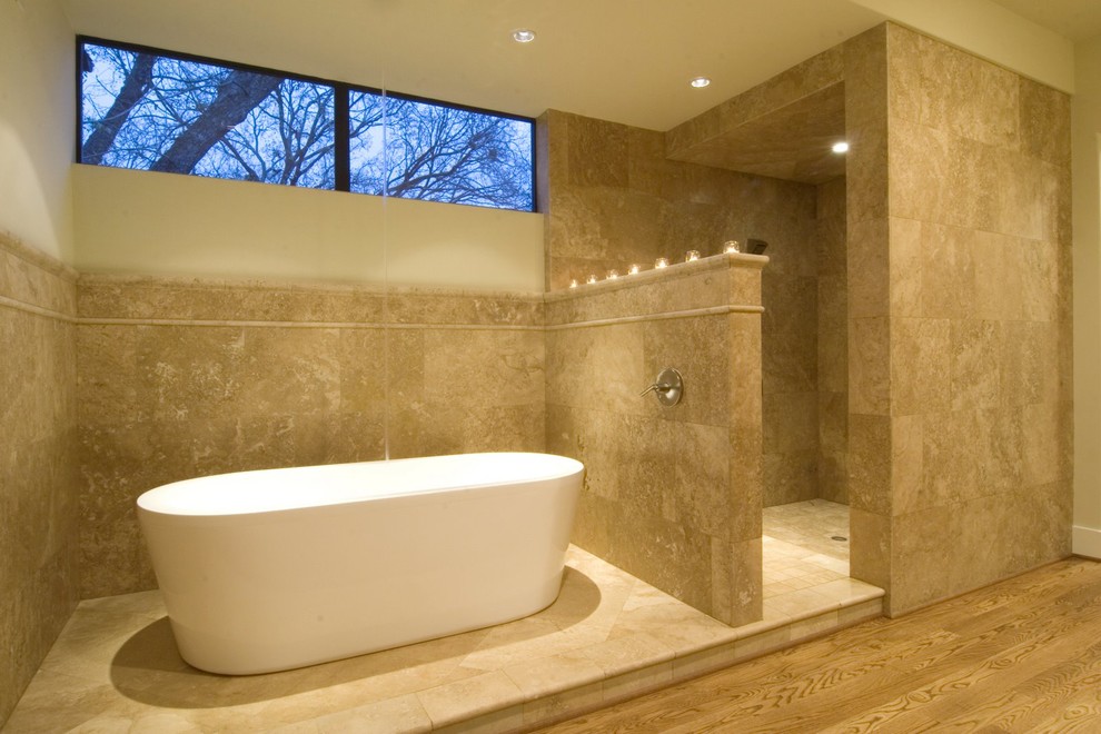 This is an example of a modern bathroom in Houston.