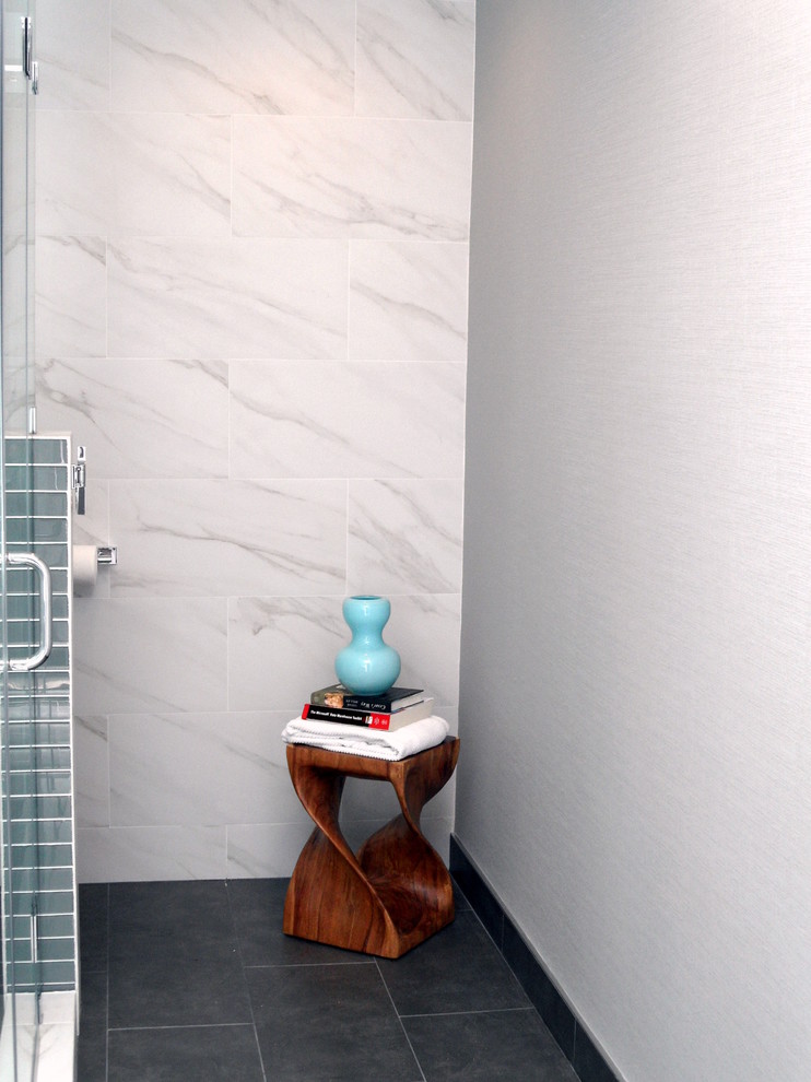 Example of a minimalist bathroom design in Los Angeles