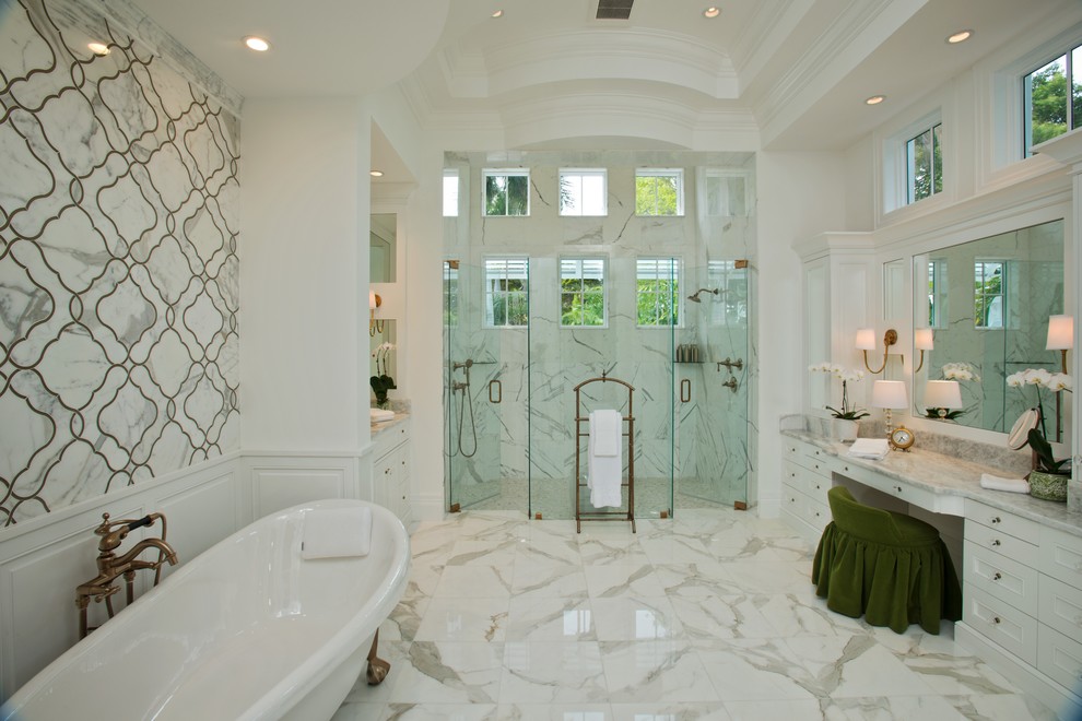 На фото: большая главная ванная комната в современном стиле с фасадами с декоративным кантом, белыми фасадами, ванной на ножках, двойным душем, раздельным унитазом, серой плиткой, белой плиткой, мраморной плиткой, белыми стенами, мраморным полом, врезной раковиной, мраморной столешницей, белым полом и душем с распашными дверями