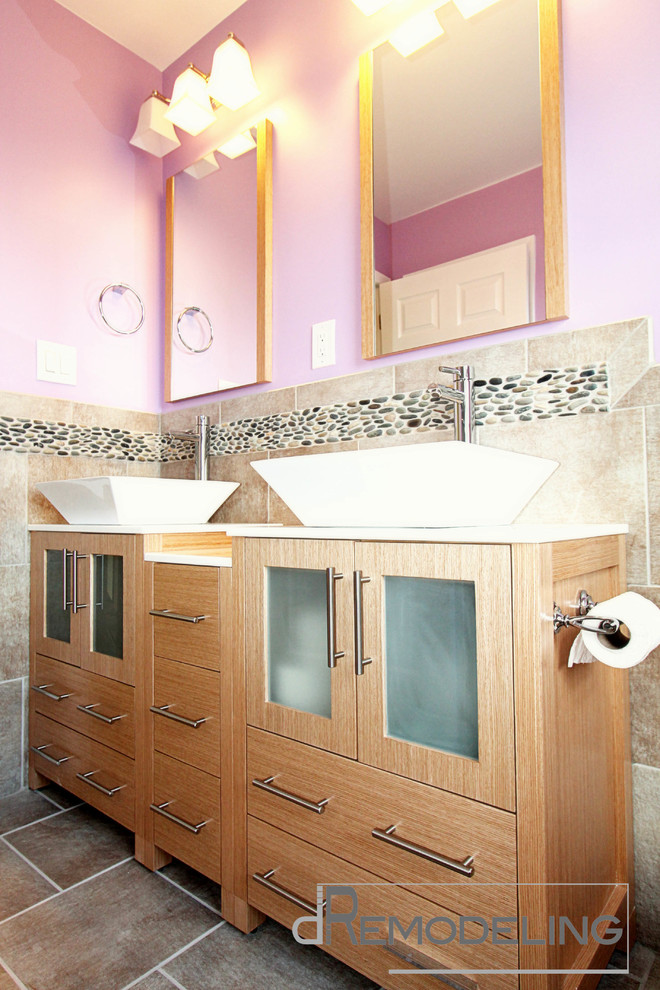 На фото: маленькая детская ванная комната в стиле неоклассика (современная классика) с светлыми деревянными фасадами, бежевой плиткой, настольной раковиной, фиолетовыми стенами и полом из керамогранита для на участке и в саду с