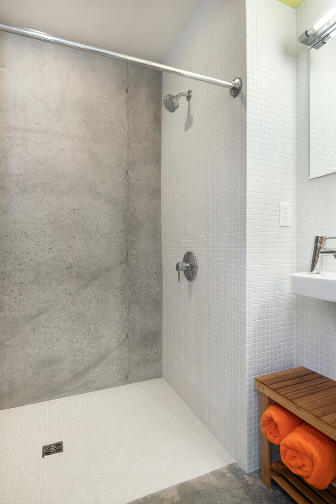 Réalisation d'une salle de bain nordique de taille moyenne avec sol en béton ciré, un sol gris, un mur blanc, un lavabo suspendu et une cabine de douche avec un rideau.
