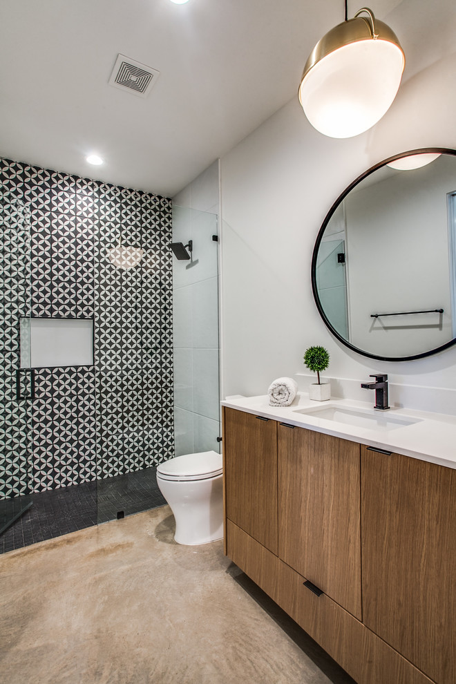 Foto på ett funkis vit badrum, med släta luckor, skåp i mellenmörkt trä, en kantlös dusch, svart och vit kakel, vita väggar, betonggolv, ett undermonterad handfat, grått golv och dusch med gångjärnsdörr