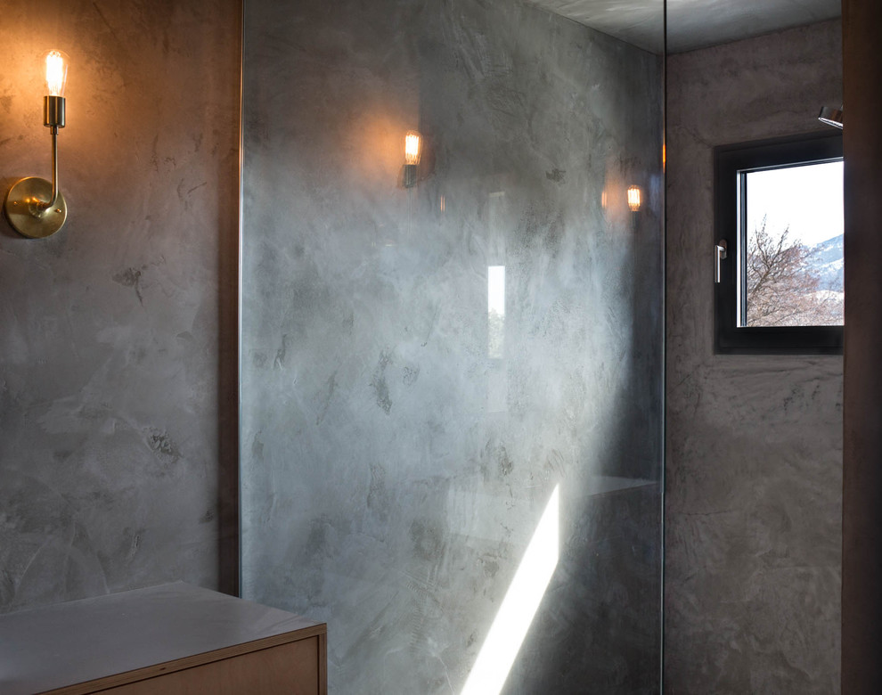 Idées déco pour une petite salle de bain principale scandinave en bois clair avec un placard à porte plane, un espace douche bain, WC à poser, un mur gris, un sol en carrelage de céramique, une vasque, un plan de toilette en stratifié, un sol bleu et aucune cabine.