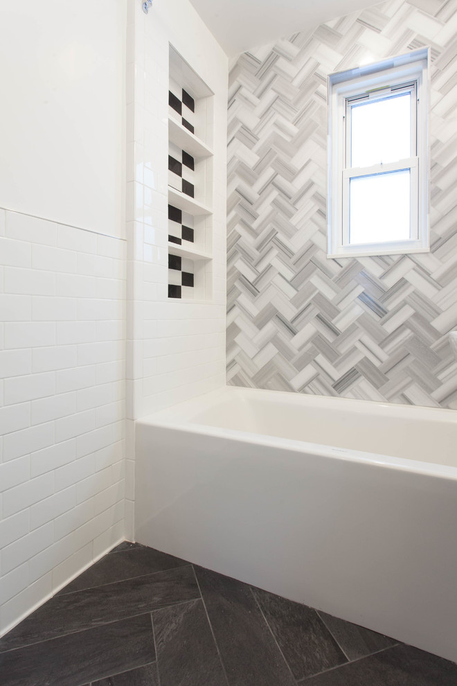 Idee per una stanza da bagno con doccia minimal di medie dimensioni con vasca da incasso, piastrelle bianche e piastrelle in ceramica
