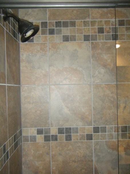 Immagine di una grande stanza da bagno bohémian con consolle stile comò, ante in legno bruno, WC monopezzo e pareti bianche